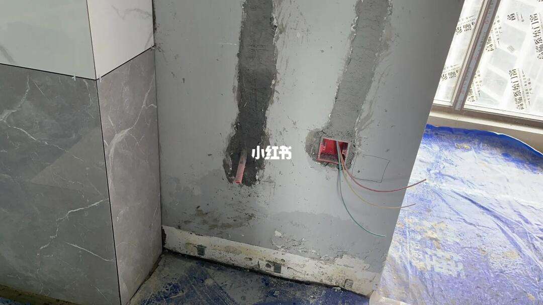 瓷砖师傅给贴坏了让他赔吗(粘砖师傅把我瓷砖都粘坏了怎么办,能要求赔偿)